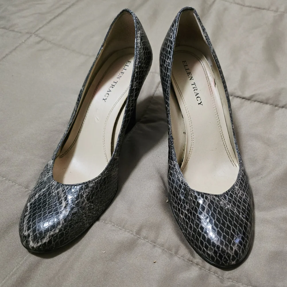 Ellen Tracy Women's Black Snakeskin Pumps